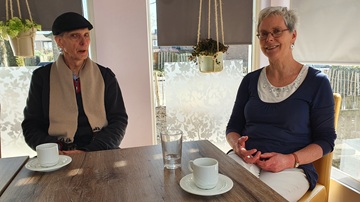 Frank Jongert zit aan tafel bij Marian van Giezen in het Lindenhuis in Zeist