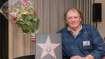 Harrie van Dijk met de prijs voor Vrijwilliger van het Jaar