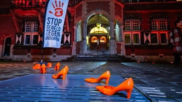 Oranje pumps voor het gemeentehuis van Zeist tijdens Orange the World