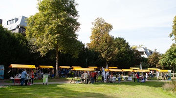 Kraampjes in het Walkartpark in Zeist tijdens de vrijwilligersmarkt