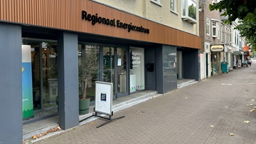 De voorgevel van het pand van het Regionaal Energiecentrum en Mijn Groene Huis aan de Slotlaan in Zeist