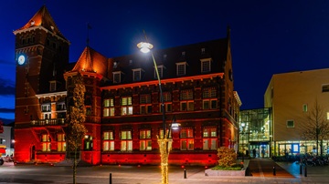 Het gemeentehuis van Zeist in oranje licht tijdens Orange the World