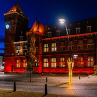 Het gemeentehuis van Zeist in oranje verlichting voor Orange the World