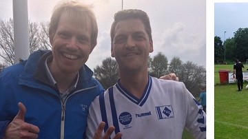 Jan Beuving en een speler van FZO op het voetbalveld in Zeist