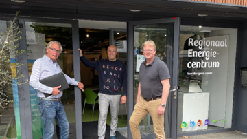 De drie trekkers van het project staan voor de deuropening van het pand van Mijn Groene Huis aan de Slotlaan in Zeist