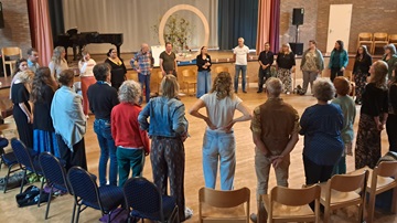 Mensen in een kring tijdens het Festival voor Zijnsoriëntatie in Zeist