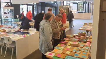 In het gemeentehuis van Zeist liggen tal van oude boeken over Zeist op de tafels tijdens de uitverkoop van het Zeister Historisch Genootschap