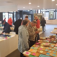 De hal van het gemeentehuis Zeist ligt vol met historische boeken