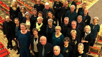 Het Zeister Kamerkoor, gezien vanaf een hoge positie in een kerk